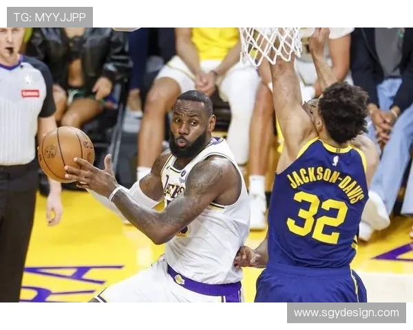 詹姆斯带领湖人队逆袭勇士 迎来季后赛关键胜利全队士气高涨